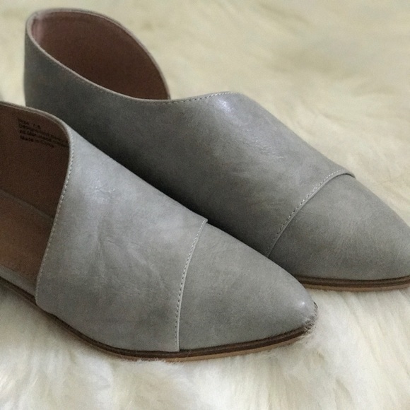 LAST 3️⃣ Vegan Leather Lt Gray Shank Flat - Picture 7 of 8